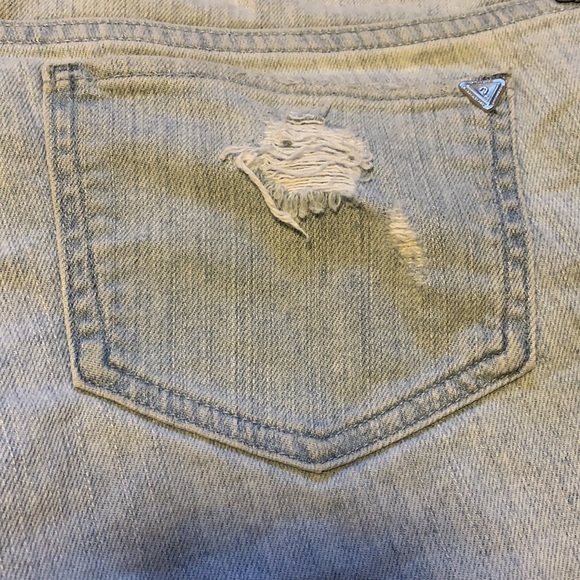 Guess Distressed Denim Shorts - Women’s Size 28 - Picture 4 of 6